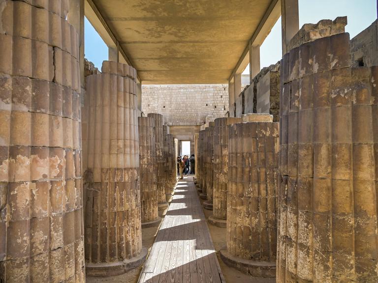 Säulen, Eingangs-Kolonnade, Nekropole von Sakkara, Ägypten Säulen, Eingangs-Kolonnade, Nekropole von Sakkara, Ägypten