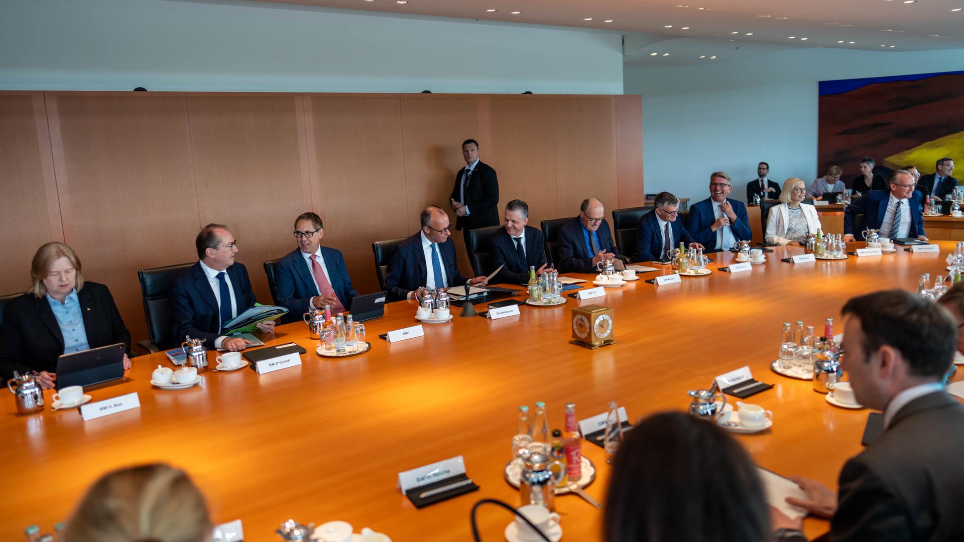 Thorsten Frei (CDU, Mitte r), bisheriger Chef des Bundeskanzleramts und Bundesminister für besondere Aufgaben, spricht mit Bundeskanzler Friedrich Merz (CDU, Mitte l) vor Beginn der Sitzung des Bundeskabinetts im Kanzleramt.