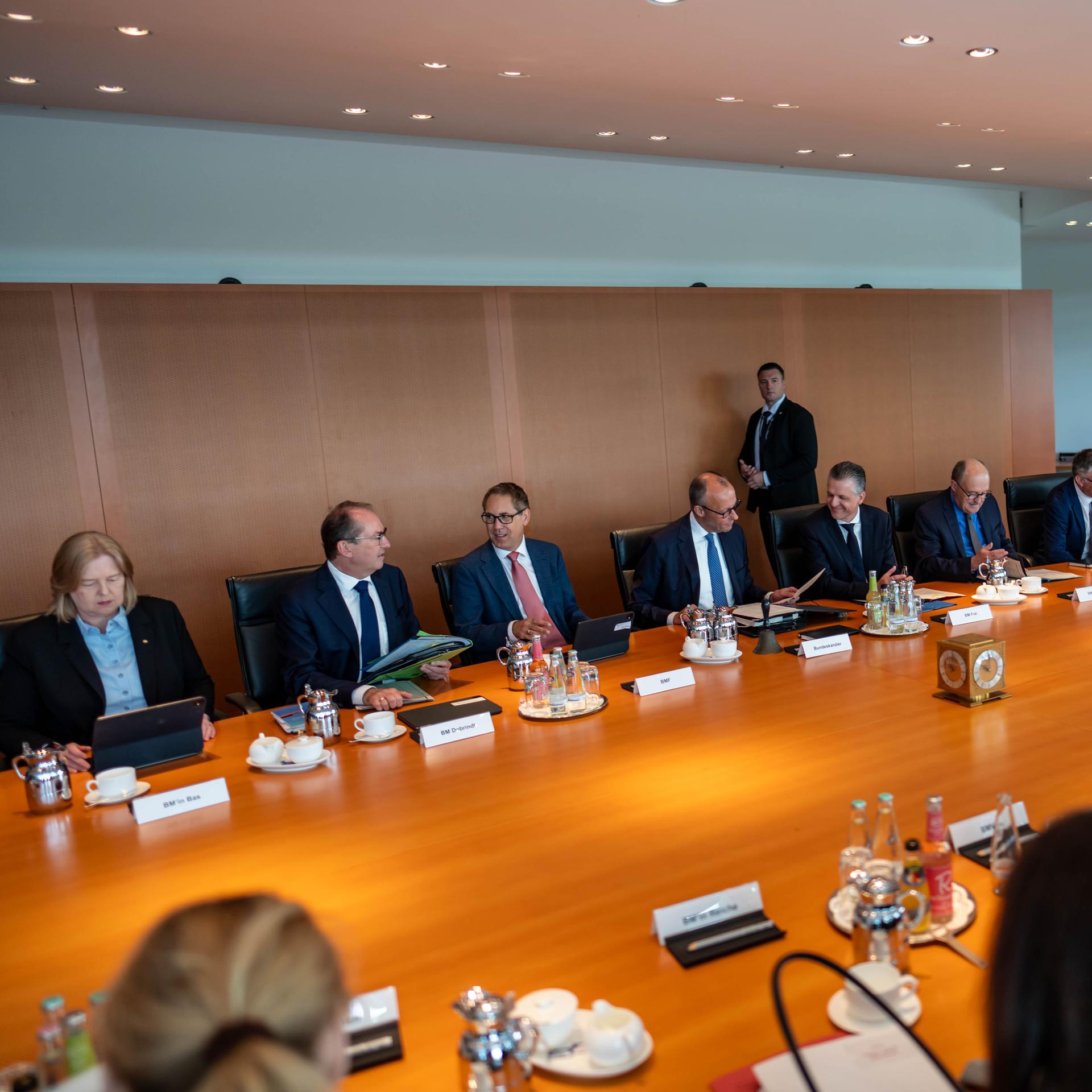 Thorsten Frei (CDU, Mitte r), bisheriger Chef des Bundeskanzleramts und Bundesminister für besondere Aufgaben, spricht mit Bundeskanzler Friedrich Merz (CDU, Mitte l) vor Beginn der Sitzung des Bundeskabinetts im Kanzleramt.
