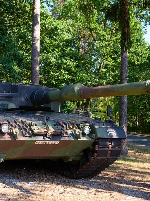 Ein Kampfpanzer der Bundeswehr vom Typ Leopard 2A4 steht als Ausstellungsstück am Eingang zur Kaserne. 