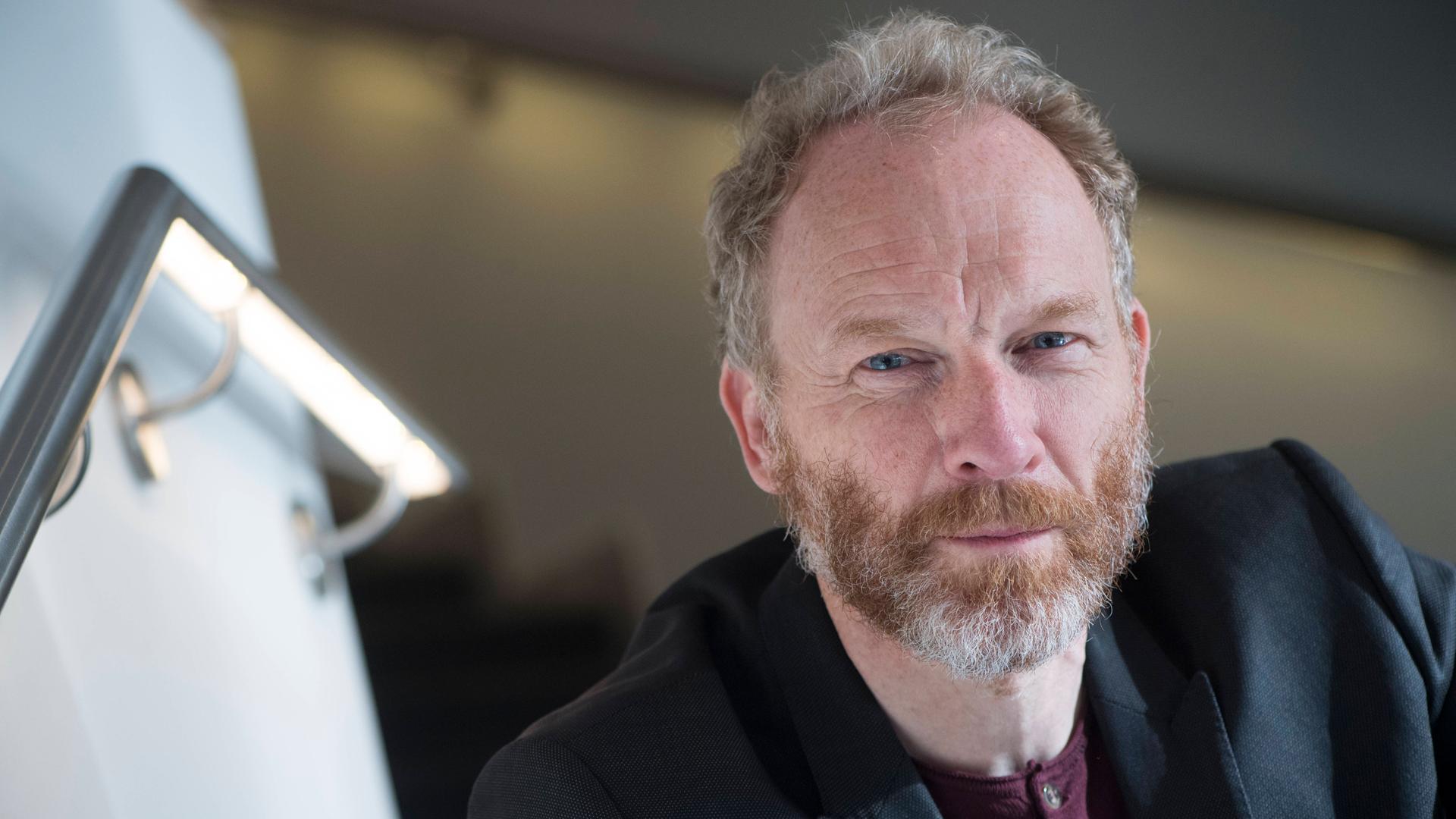 Der isländische Schriftsteller Jón Kalman Stefánsson blickt in die Kamera. Der isländische Schriftsteller Jón Kalman Stefánsson blickt in die Kamera.