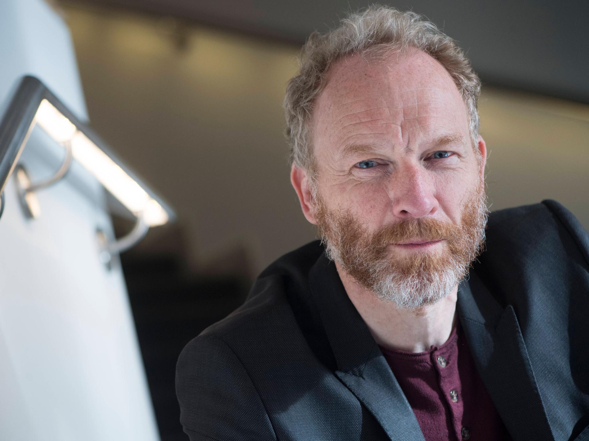 Der isländische Schriftsteller Jón Kalman Stefánsson blickt in die Kamera.