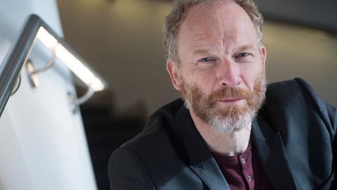 Der isländische Schriftsteller Jón Kalman Stefánsson blickt in die Kamera.