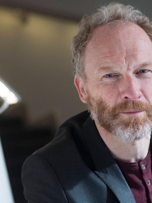 Der isländische Schriftsteller Jón Kalman Stefánsson blickt in die Kamera. Der isländische Schriftsteller Jón Kalman Stefánsson blickt in die Kamera.