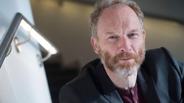 Der isländische Schriftsteller Jón Kalman Stefánsson blickt in die Kamera.