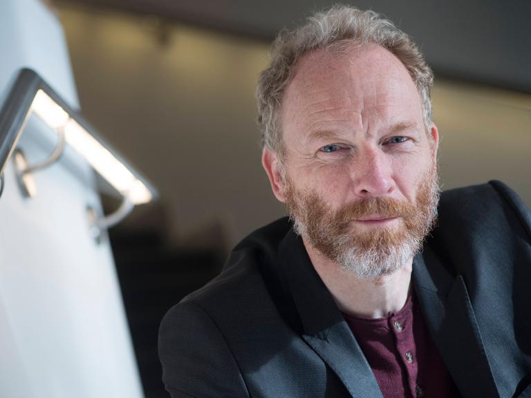 Der isländische Schriftsteller Jón Kalman Stefánsson blickt in die Kamera. Der isländische Schriftsteller Jón Kalman Stefánsson blickt in die Kamera.