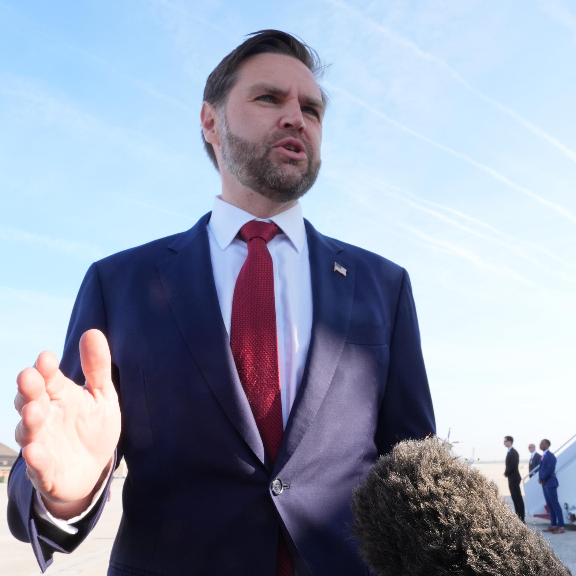 US-Vizepräsident JD Vance spricht in Maryland vor dem Einsteigen in das Flugzeug Air Force Two mit der Presse, bevor er zu Gesprächen über den Iran nach Pakistan aufbricht. 