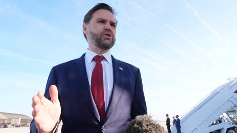 US-Vizepräsident JD Vance spricht in Maryland vor dem Einsteigen in das Flugzeug Air Force Two mit der Presse, bevor er zu Gesprächen über den Iran nach Pakistan aufbricht. 