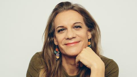 Porträtfoto zeigt Philippa Jarke in entspannter Pose. 