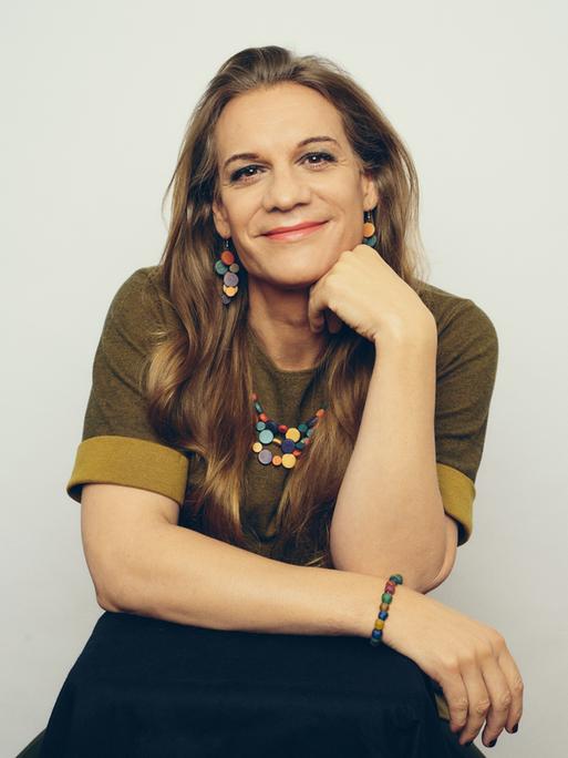 Porträtfoto zeigt Philippa Jarke in entspannter Pose. 