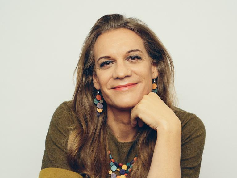 Porträtfoto zeigt Philippa Jarke in entspannter Pose. 