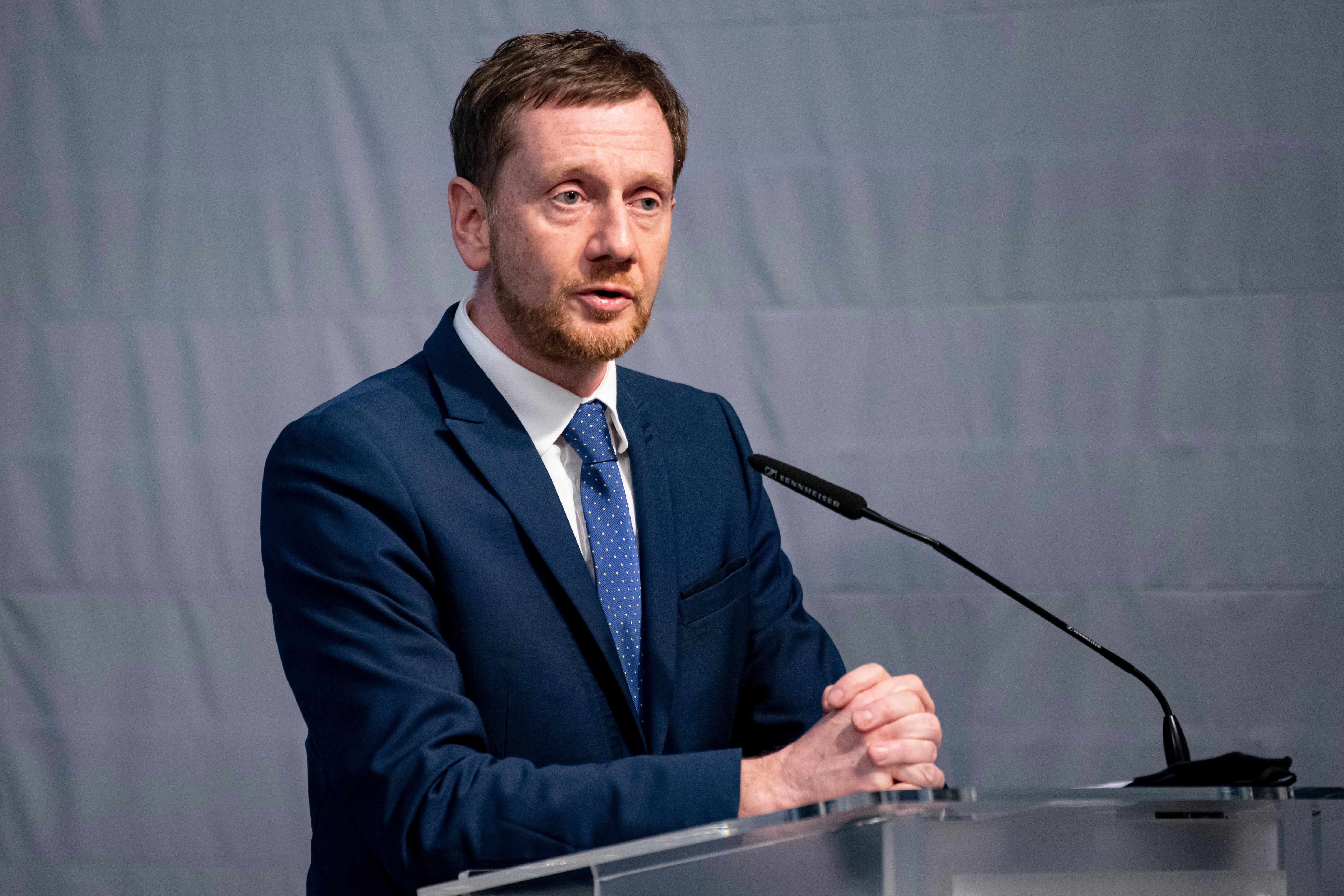 Asyldebatte - Kretschmer unterstützt Vorstoß der FDP-Minister, die Sozialleistungen für Asylbewerber zu kürzen