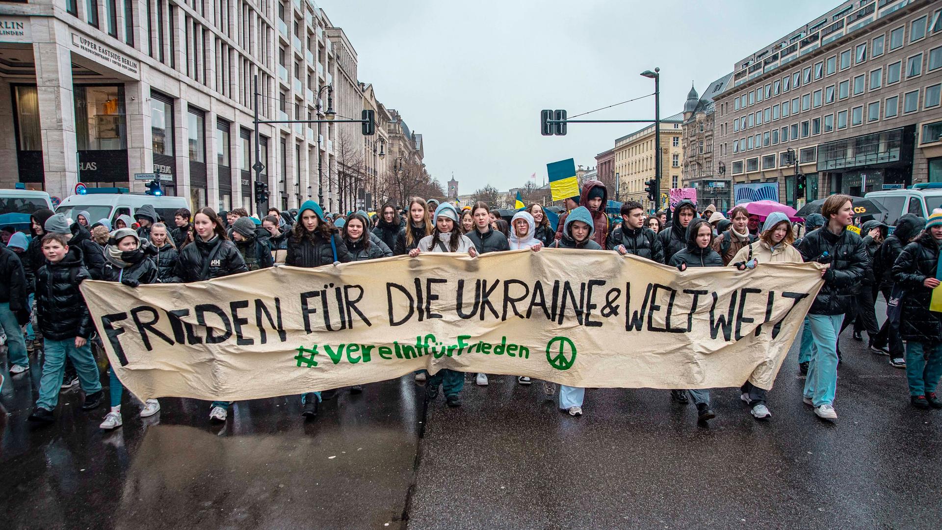 Berliner Schüler demonstrieren auf der Straße Unter den Linden für Frieden in der Ukraine.