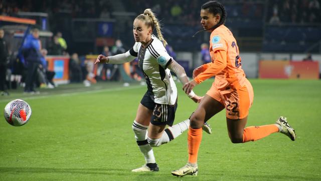 Giulia Gwinn (links) im Zwei-Kampf mit einer Fußballerin aus den Niederlanden.