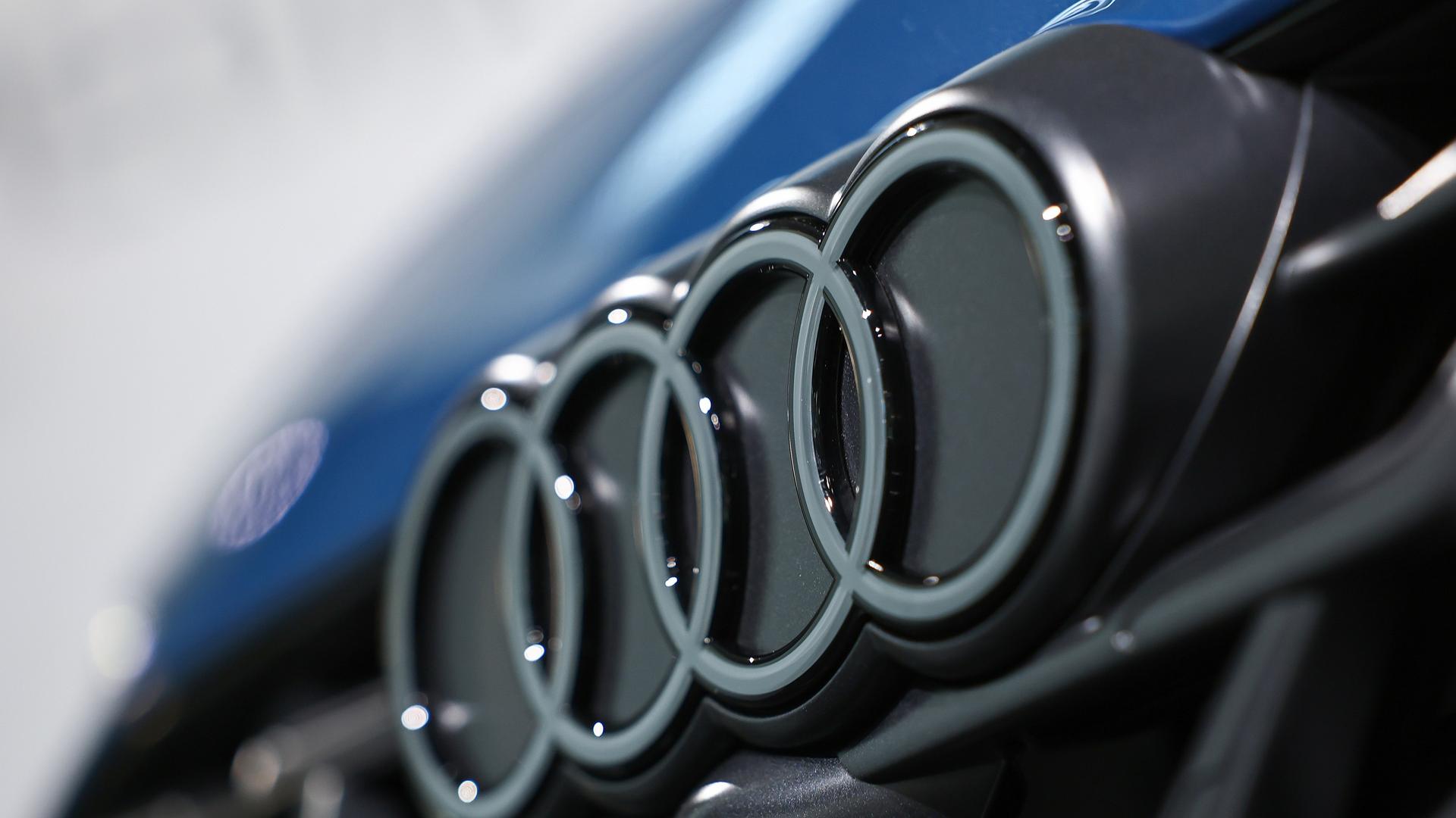 Das Logo von Audi ist vor Beginn der Jahrespressekonferenz im März an einem Auto in der Firmenzentrale in Ingolstadt zu sehen.