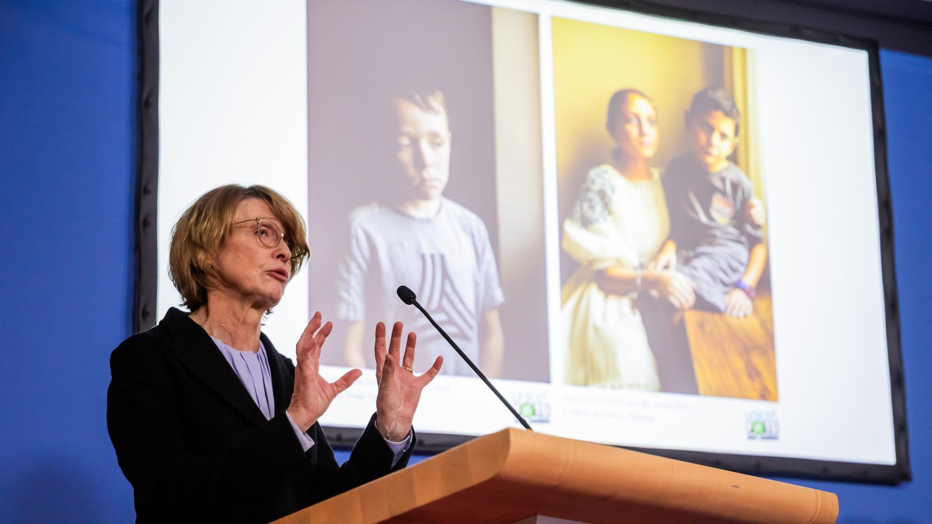 Elke Büdenbender, UNICEF-Schirmherrin, spricht bei einer Pressekonferenz zum Unicef-Foto des Jahres 2024. Erstmals in der nun 25-jährigen Geschichte des UNICEF Fotos des Jahres hat die Jury zwei erste Preise verliehen.