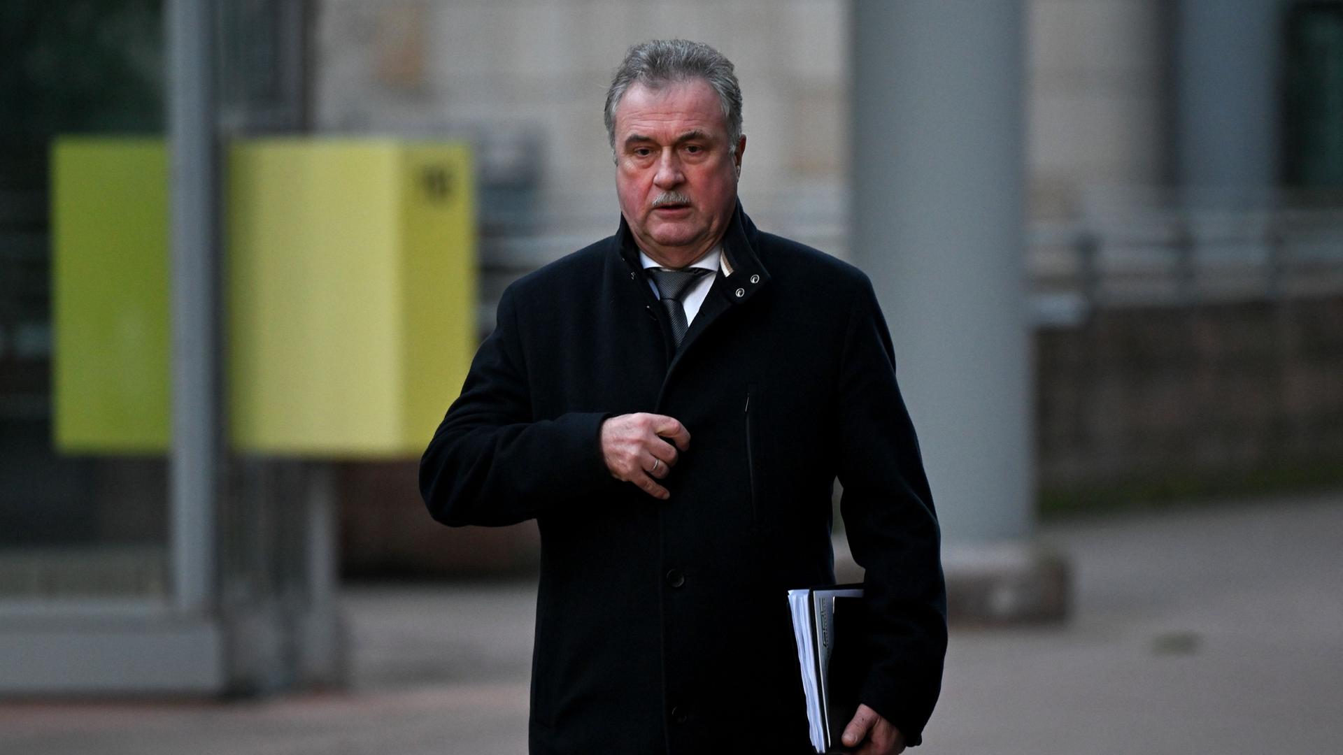 Hessen, Frankfurt/Main: Claus Weselsky, Vorsitzender der Gewerkschaft Deutscher Lokomotivführer (GDL), kommt zu Beginn einer Verhandlung vor dem Landesarbeitsgericht Frankfurt am Main an. Hessen, Frankfurt/Main: Claus Weselsky, Vorsitzender der Gewerkschaft Deutscher Lokomotivführer (GDL), kommt zu Beginn einer Verhandlung vor dem Landesarbeitsgericht Frankfurt am Main an.