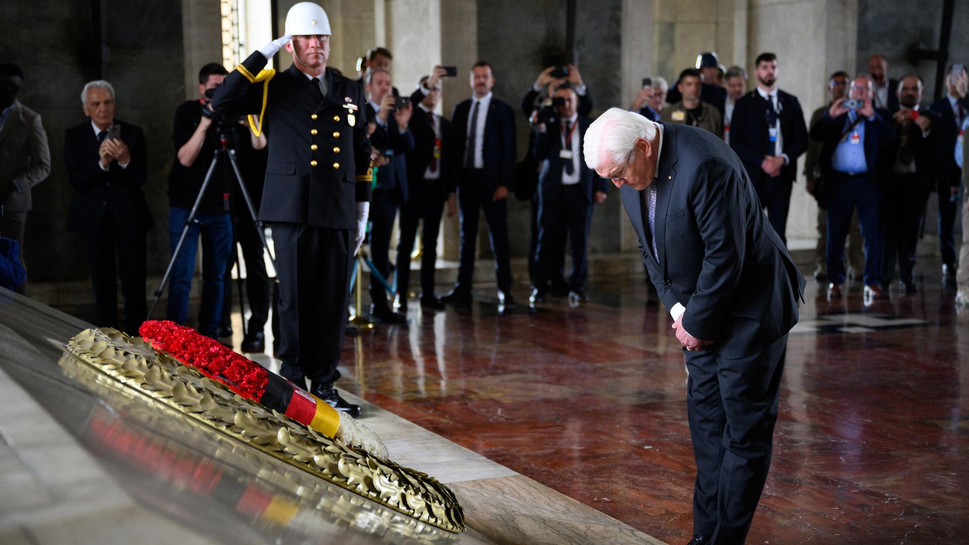 Bundespräsident Steinmeier verneigt sich vor dem Grab des türkischen Republikgründers Atatürk. Dort liegt ein Kranz mit deutschen Nationalfahnen.