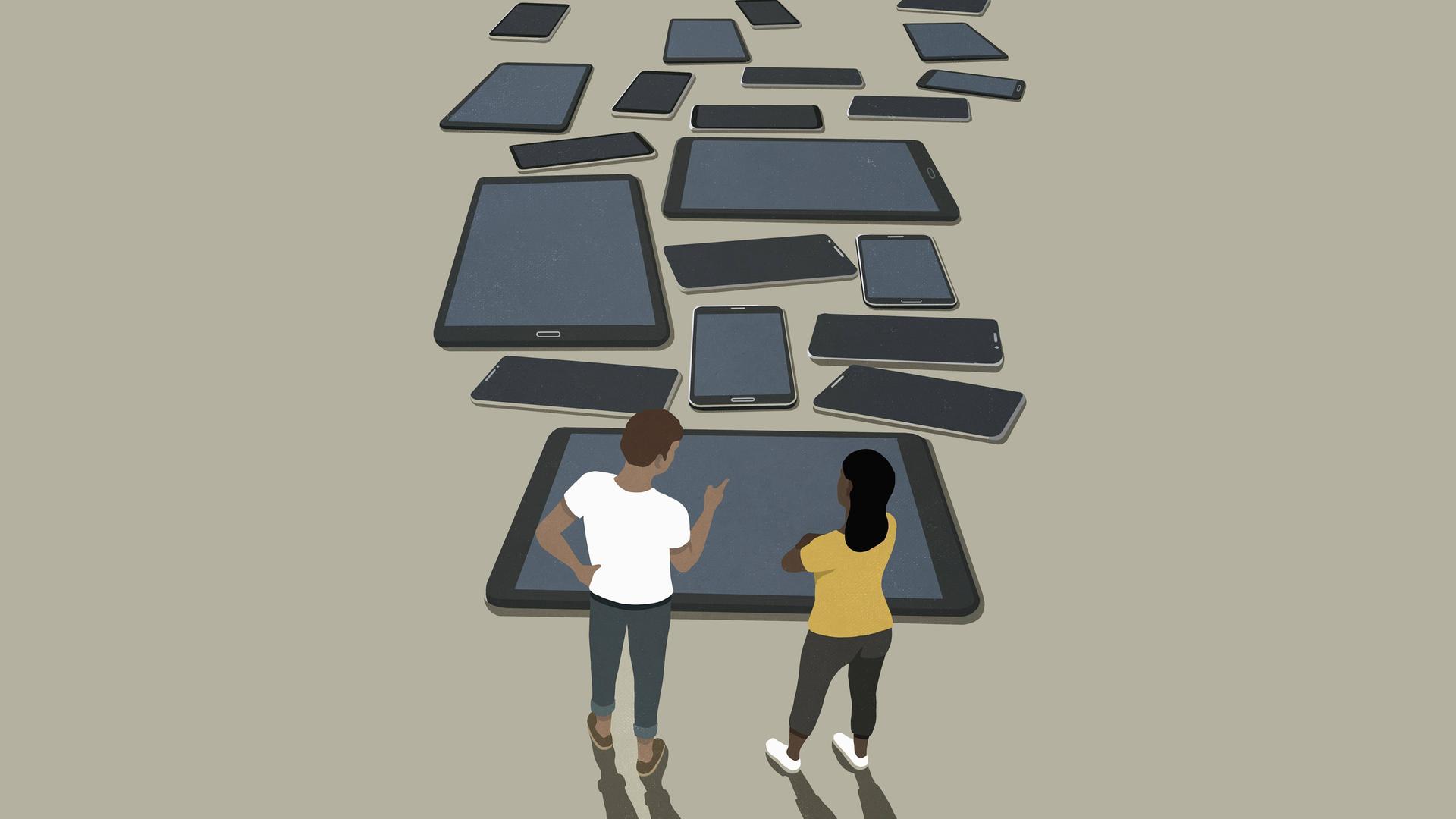 Illustration: Ein Paar schaut auf verschiedene übergroße Smartphones und digitale Tablets.