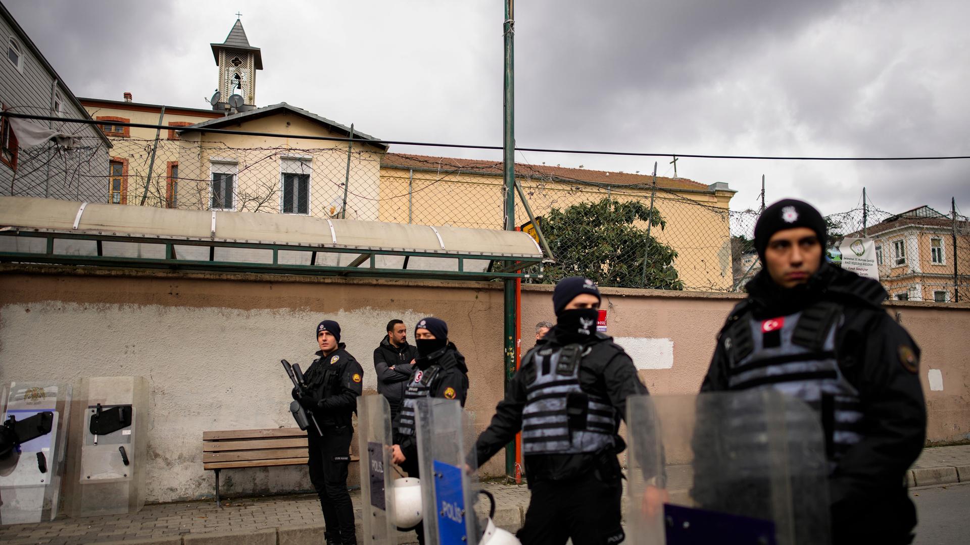 Polizisten stehen vor der Kirche Santa Maria in der türkischen Stadt Istanbul