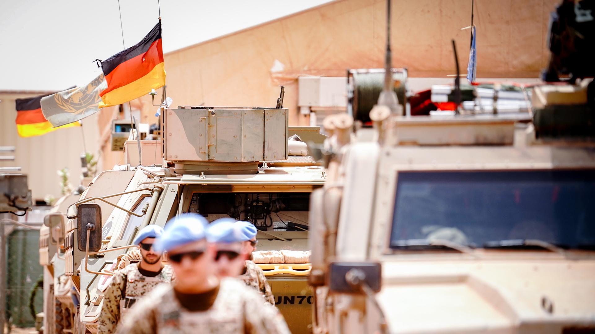 Die Deutschlandfahne und die Flagge der Vereinten Nationen wehen im Camp Castor in Gao/Mali.