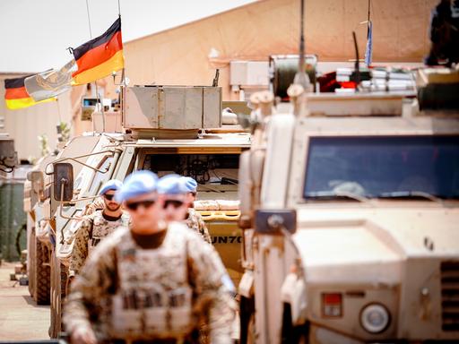 Die Deutschlandfahne und die Flagge der Vereinten Nationen wehen im Camp Castor in Gao/Mali.