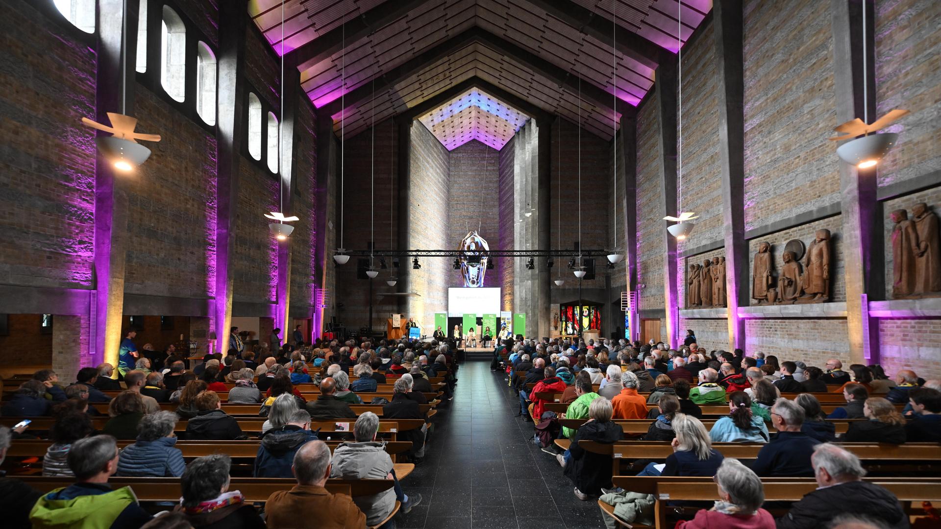 Eine gut gefüllte Kirche in Würzburg beim 104. Katholikentag Eine gut gefüllte Kirche in Würzburg beim 104. Katholikentag