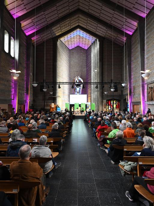 Eine gut gefüllte Kirche in Würzburg beim 104. Katholikentag