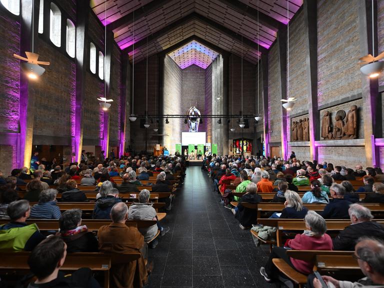 Eine gut gefüllte Kirche in Würzburg beim 104. Katholikentag