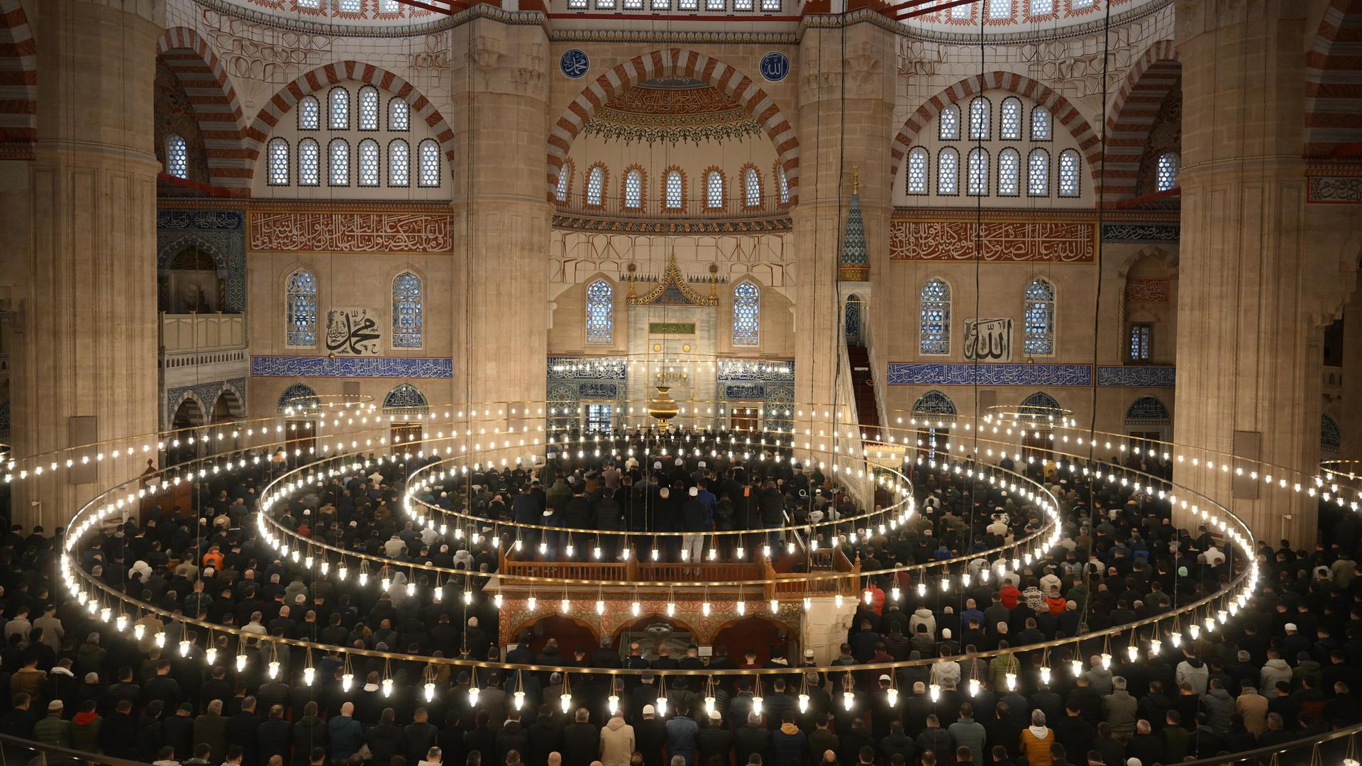 Tausende Menschen beten zum Ramadan-Fest in der historischen Selimiye Moschee in Edirne in der Türkei. Tausende Menschen beten zum Ramadan-Fest in der historischen Selimiye Moschee in Edirne in der Türkei.