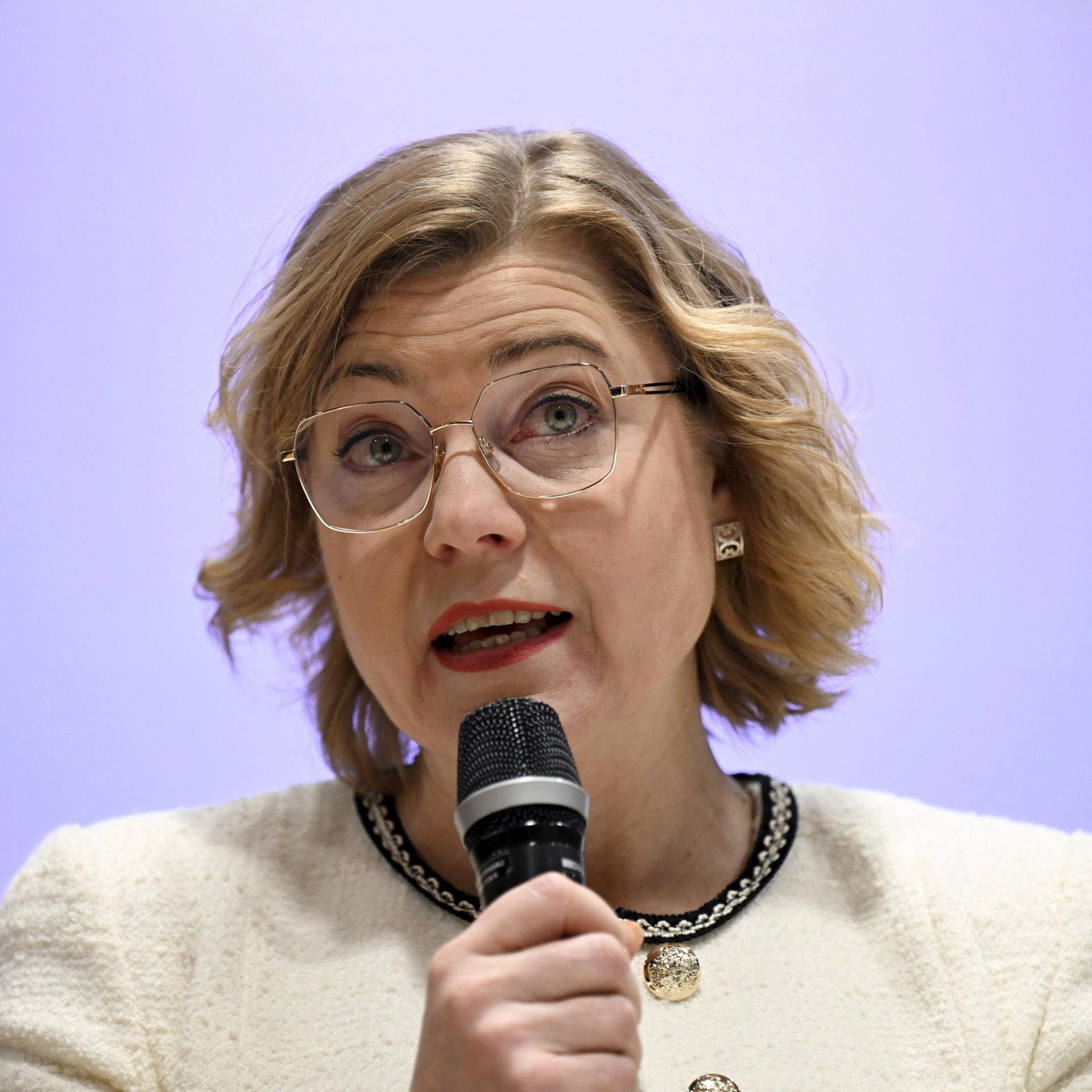 EU-Tech-Kommissarin Henna Virkkunen spricht in ein Mikrofon.