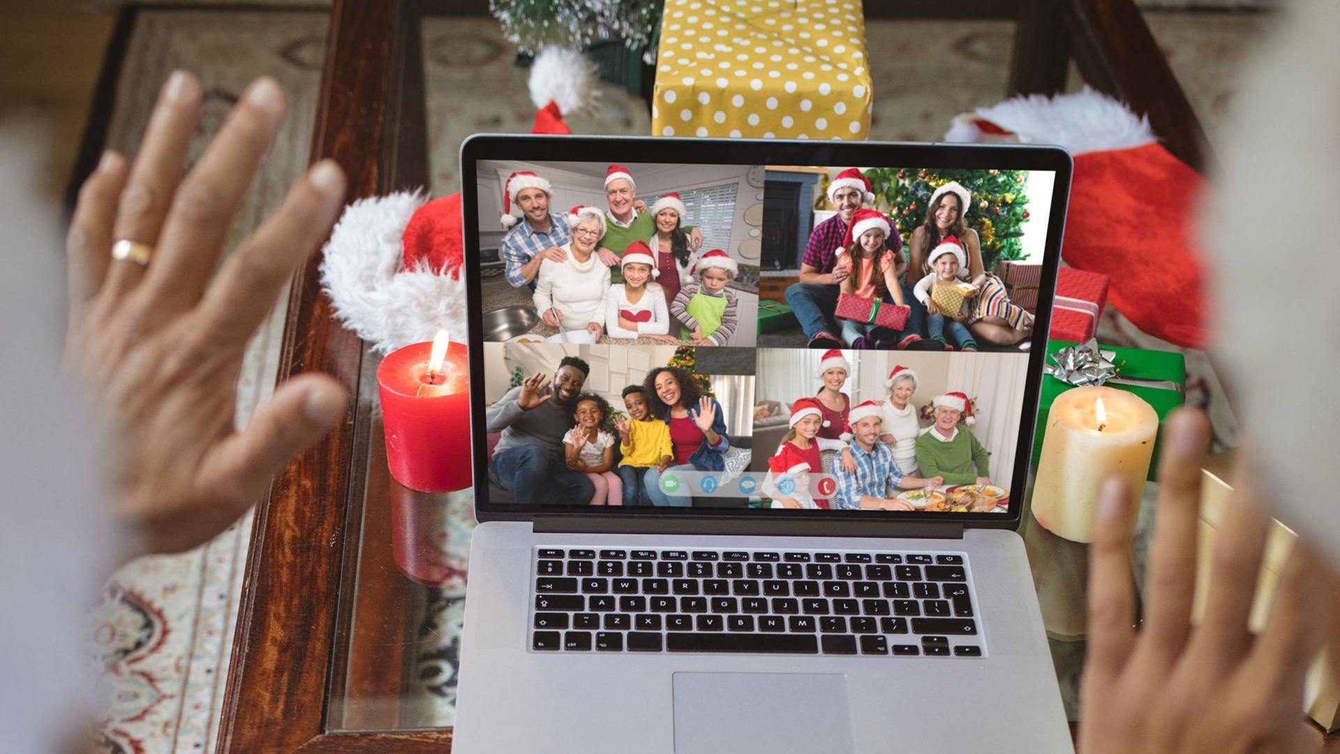 Die pandemiebedingte Variante „Weihnachten als Online-Meeting“. Zu sehen: Auf einem Laptop sind mehrere Bilder mit Menschen zu sehen, die weihnachtlich gekleidet sind.