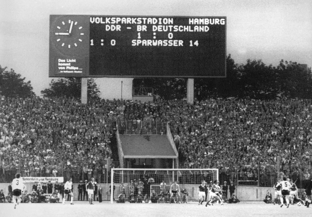 Anzeigetafel im Hambuger Volksparkstadion bei der Fußball-Weltmeisterschaft 1974 beim Spiel DDR gegen die Bundesrepublik Deutschland