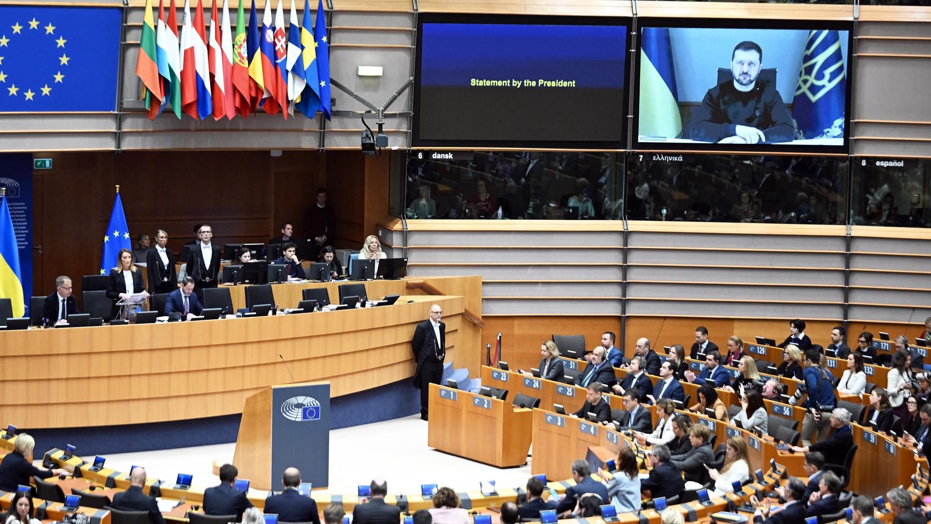 Das EU-Parlament hört der Rede von Präsident Selenskyj über Bildschirm zu 1.000 Tage Ukraine-Krieg zu.