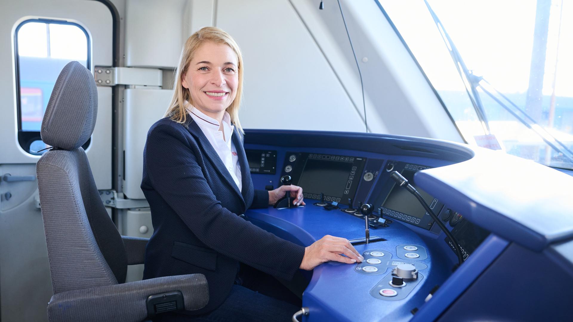 Evelyn Palla, die künftige Bahnchefin, sitzt in einem Triebkopf eines Regionalzugs. 