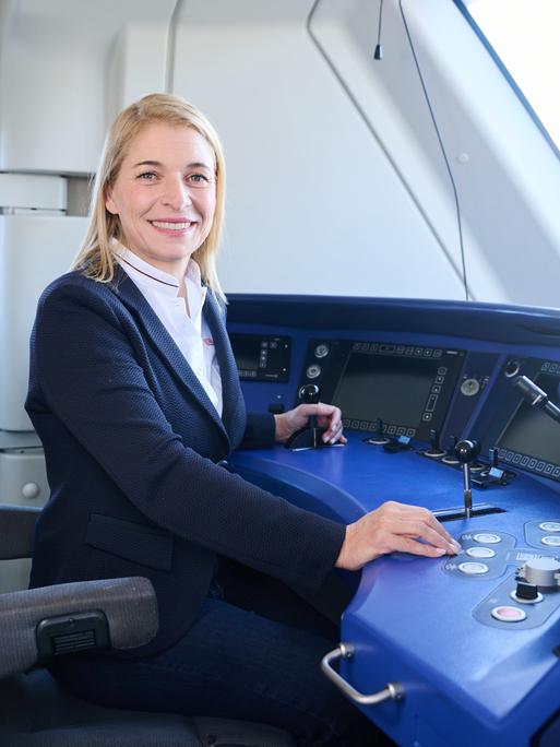 Evelyn Palla, die künftige Bahnchefin, sitzt in einem Triebkopf eines Regionalzugs. 