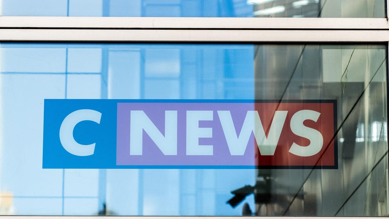 Der Schriftzug CNews ist auf einer Glasscheibe zu sehen.