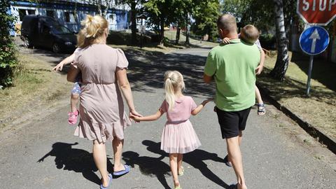Familie Chornyi ist seit einigen Tagen in der neuen Unterkunft für ukrainische Geflüchtete des Landkreises Harz untergebracht. Der Landkreis Harz hat im Harzpark Güntersberge, dem ehemaligen Kinder- und Erholungszentrum Güntersberge, am 1. August seine zentrale Anlaufstelle für ukrainische Geflüchtete in Betrieb genommen. Die ersten 78 sind bereits untergebracht. Insgesamt stehen derzeit 150 Plätze zur Verfügung, die bei Bedarf auf bis zu 250 Plätze ausgebaut werden können.