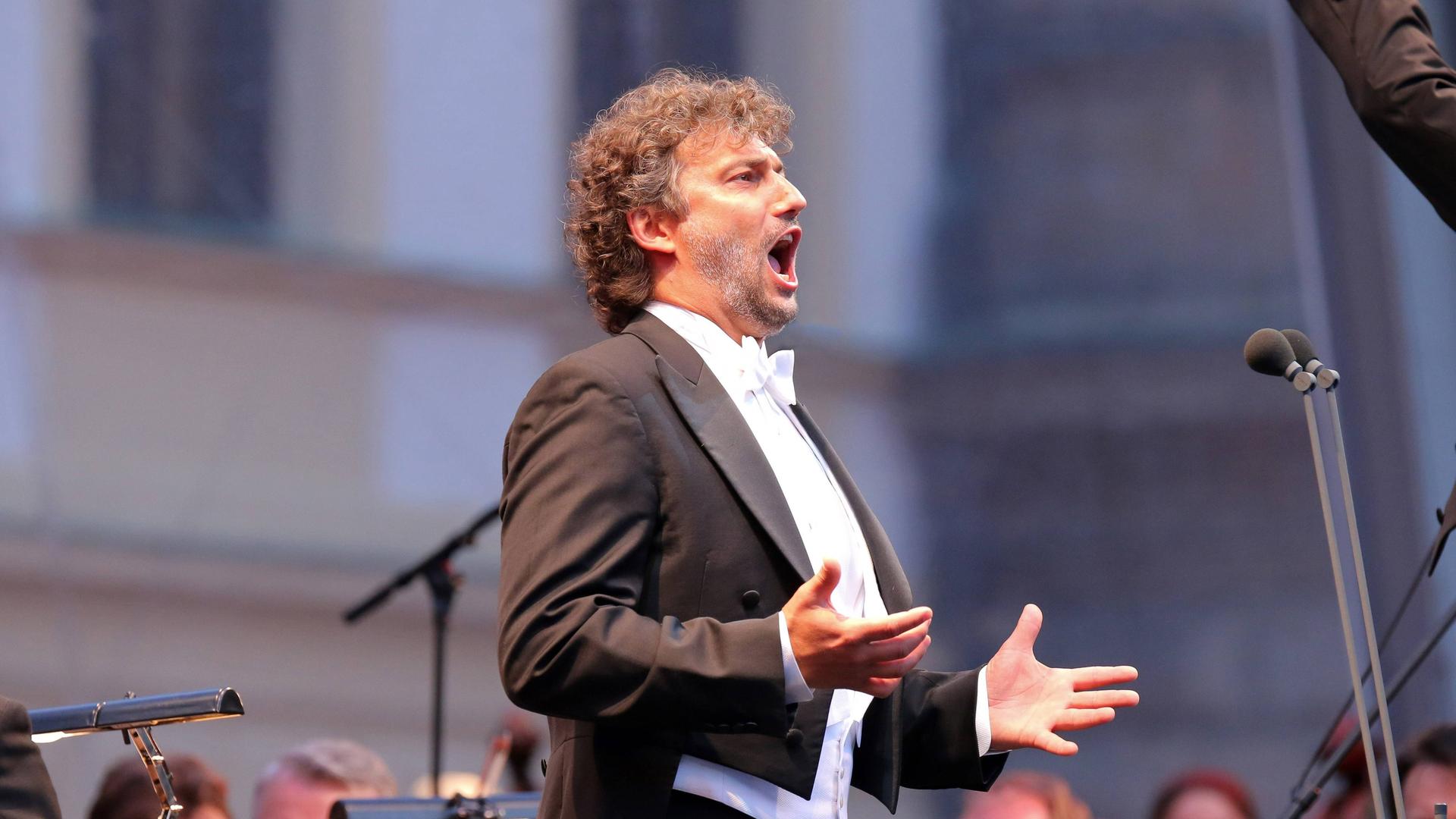 Jonas Kaufmann bei einem Auftritt mit Orchester.