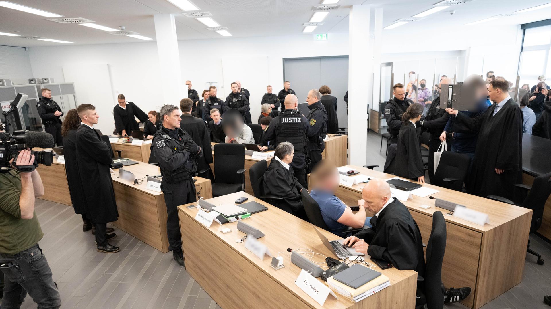 Die Angeklagten im Prozess gegen insgesamt sieben mutmaßliche Linksextremisten sitzen bzw. stehen im Oberlandesgericht Dresden (OLG). 