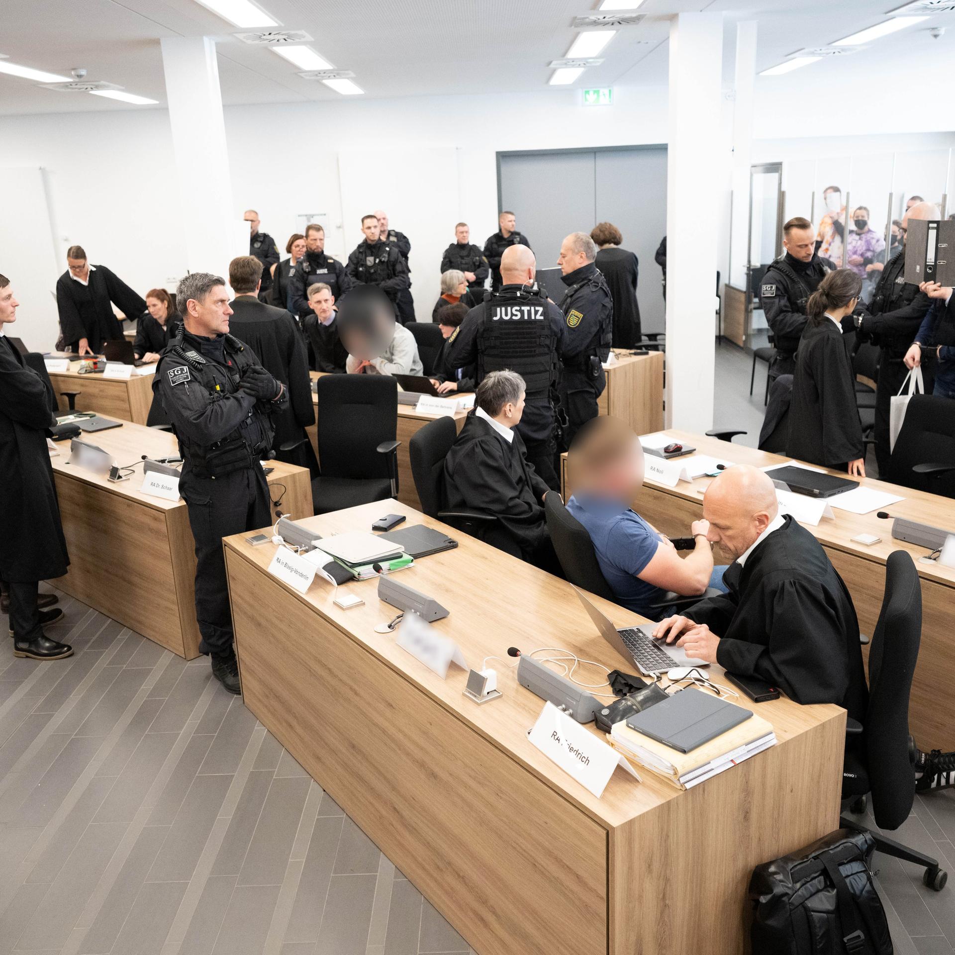 Die Angeklagten im Prozess gegen insgesamt sieben mutmaßliche Linksextremisten sitzen bzw. stehen im Oberlandesgericht Dresden (OLG). 