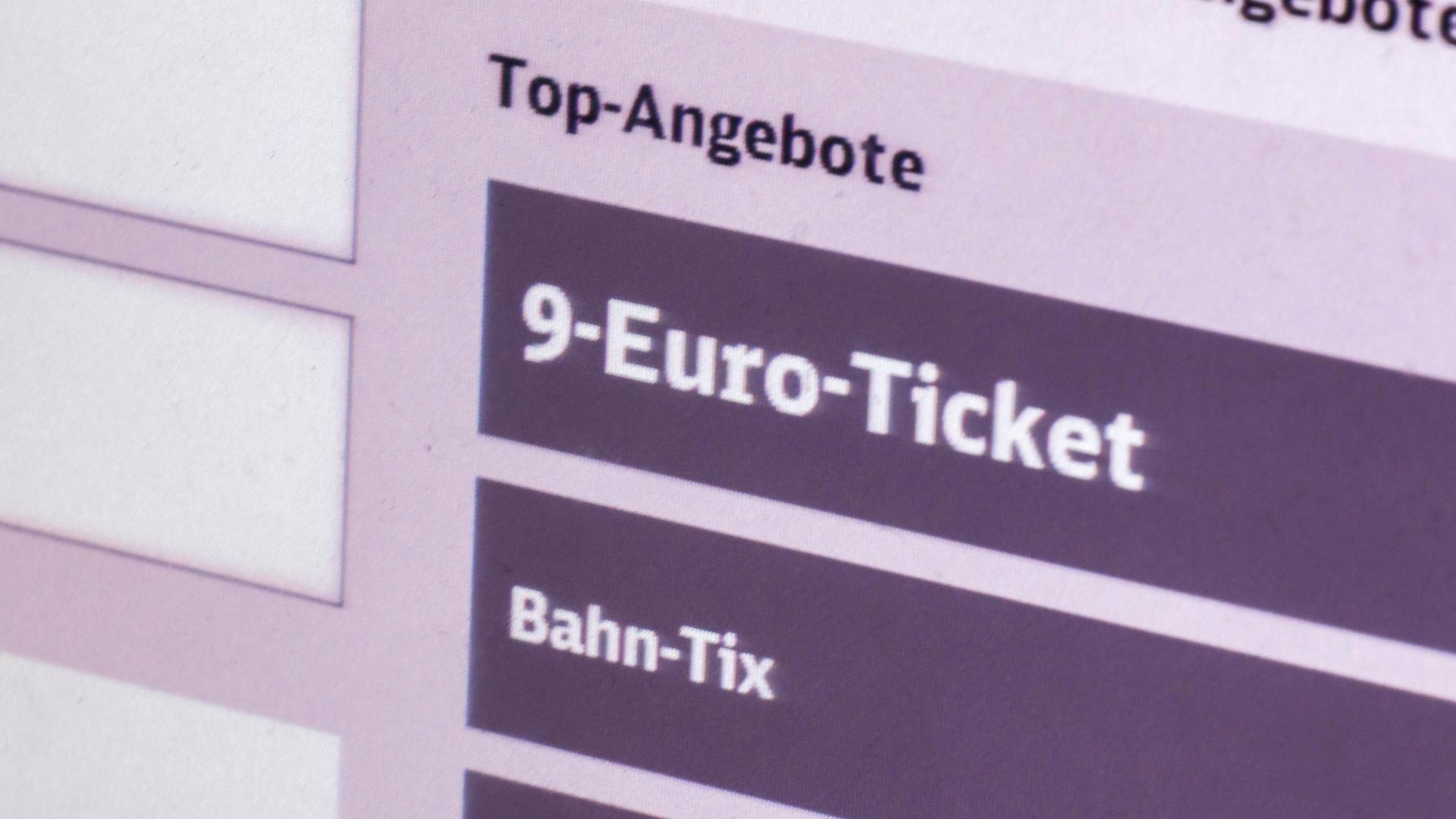 Auf dem Display eines Fahrscheinautomaten wird in der Rubrik "Top-Angebote" ein 9-Euro-Ticket angeboten. Auf dem Display eines Fahrscheinautomaten wird in der Rubrik "Top-Angebote" ein 9-Euro-Ticket angeboten.