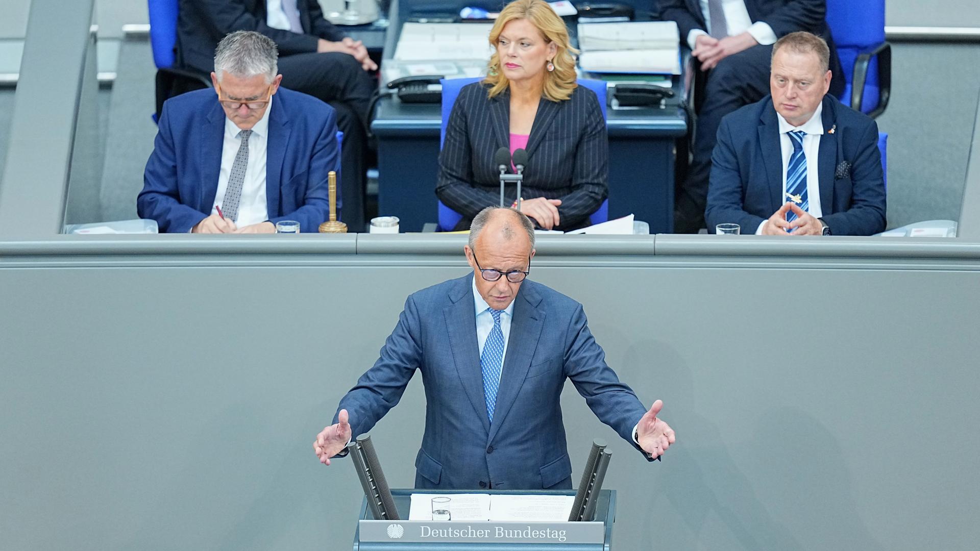 Bundeskanzler Friedrich Merz (CDU) spricht im Plenarsaal im Bundestag bei einer Regierungserklärung. 