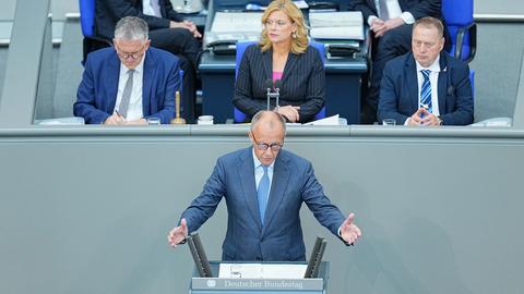 Bundeskanzler Friedrich Merz (CDU) spricht im Plenarsaal im Bundestag bei einer Regierungserklärung. 