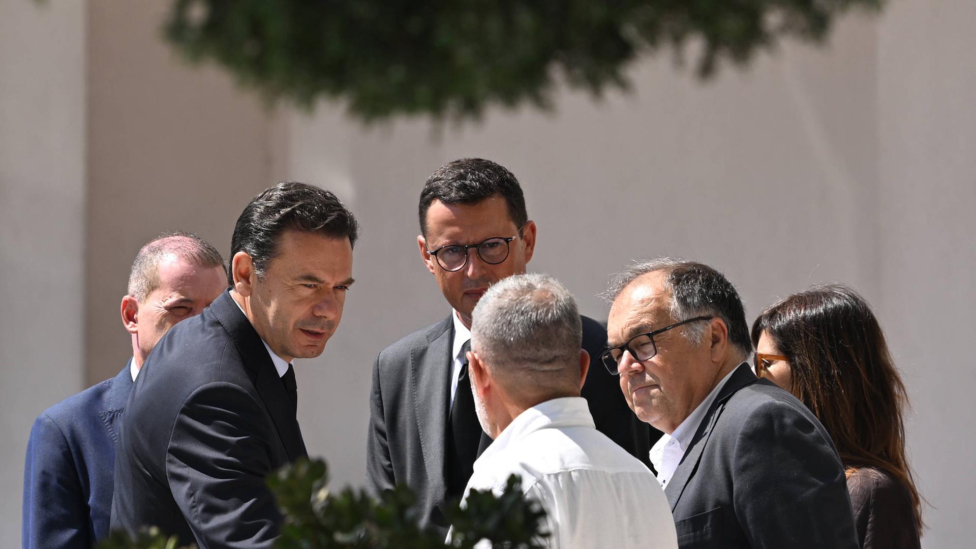 Der portugiesische Ministerpräsident Luis Montenegro bei seiner Ankunft zur Trauerfeier für Diogo Jota in der Stadt Gondomar bei Porto. Der portugiesische Ministerpräsident Luis Montenegro bei seiner Ankunft zur Trauerfeier für Diogo Jota in der Stadt Gondomar bei Porto.