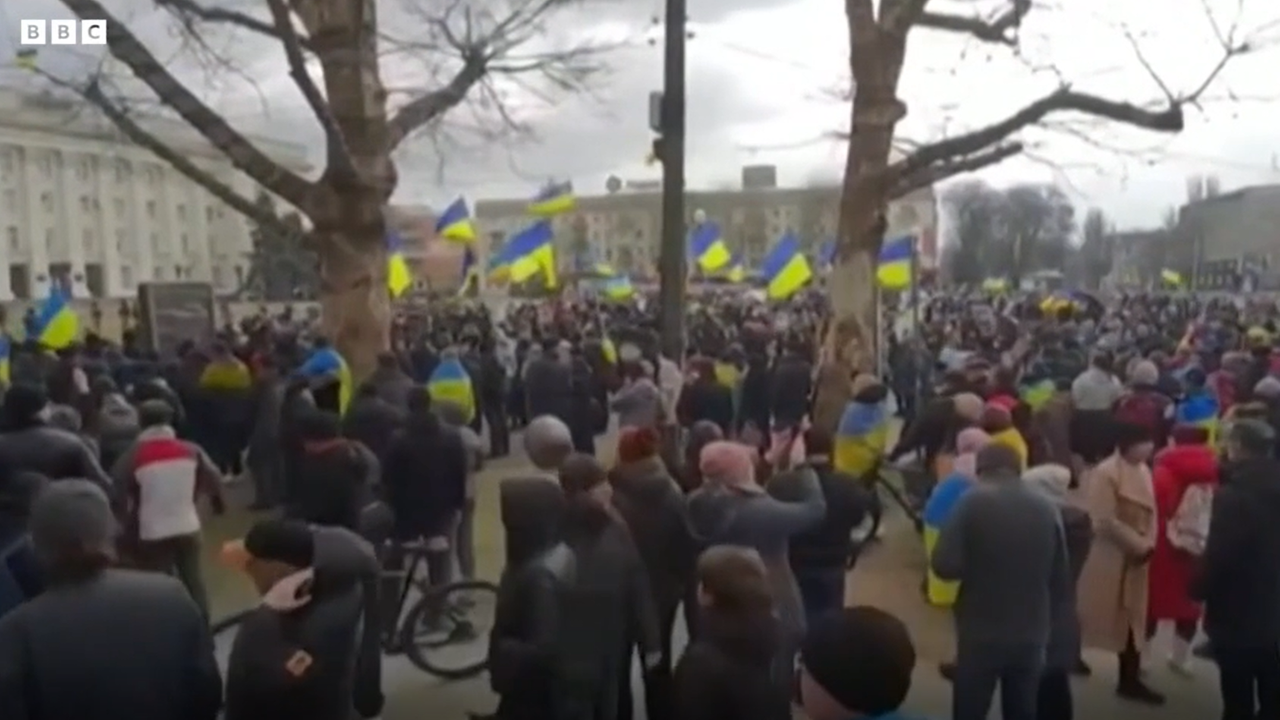 Der Screenshot von der BBC-Homepage zeigt Proteste in Cherson/Ukraine. Der Screenshot von der BBC-Homepage zeigt Proteste in Cherson/Ukraine.