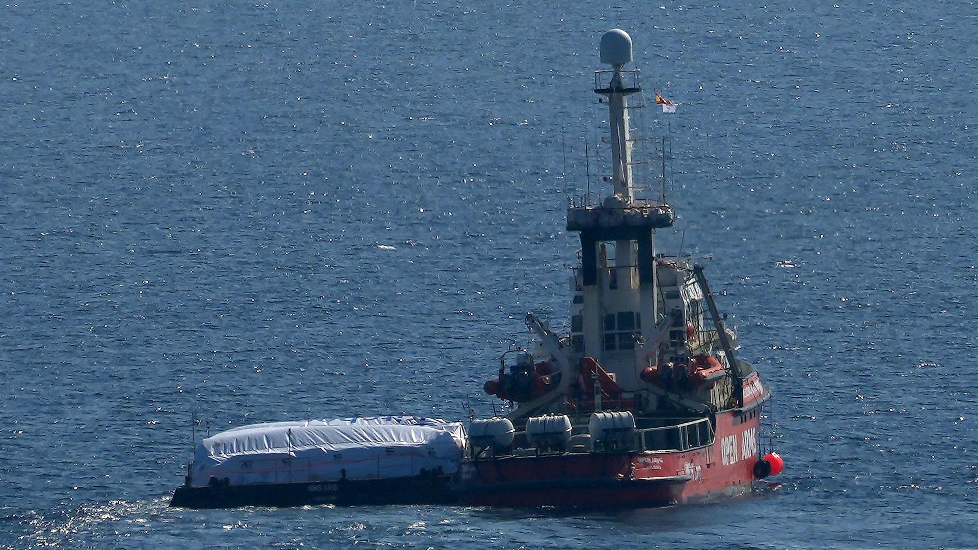 Ein Schiff der Organisation "Open Arms", das Hilfsgüter in den Gazastreifen transportieren soll, verlässt den Hafen der Stadt Larnaka auf Zypern.