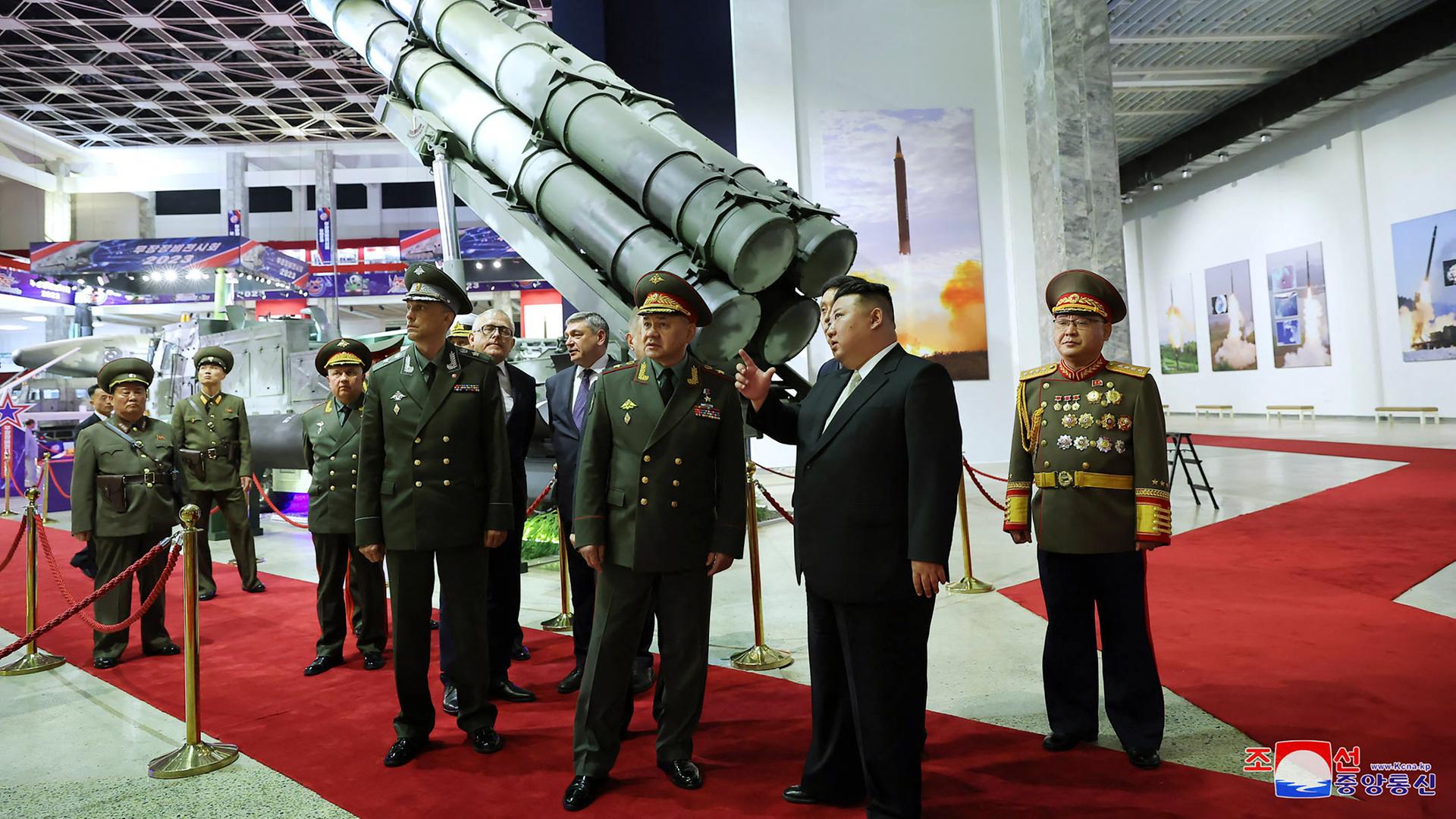 Nordkoreas Machthaber Kim Jong Un (2. v. r.) beim Besuch des Waffenausstellung mit dem russischen Verteidigungsminister Sergej Schoigu (3. v. r.) und Mitgliedern der Militärdelegation in Pjöngjang.
