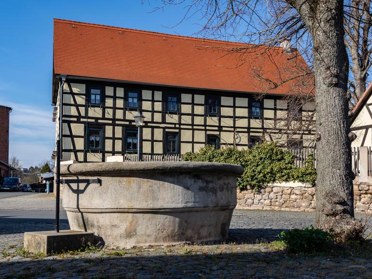 Brunnen im Pößnecker Ortsteil Jüdewein im  Saale-Orla-Kreis,  Thüringen.