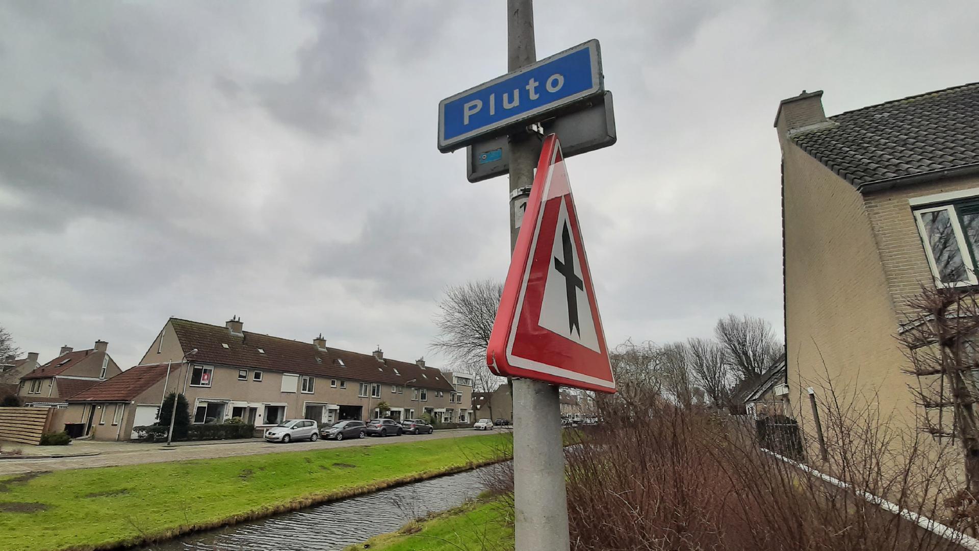 "Pluto" steht auf einem Straßenschild an einer Kreuzung. Die Straßennamen in der Siedlung nahe dem Weltraumzentrum ESTEC lauten Pluto, Jupiter, Ceres und Zuiderkruis. 